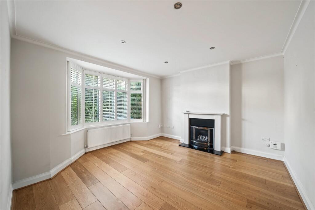 House in London, Royal Borough of Kingston upon Thames - View 4