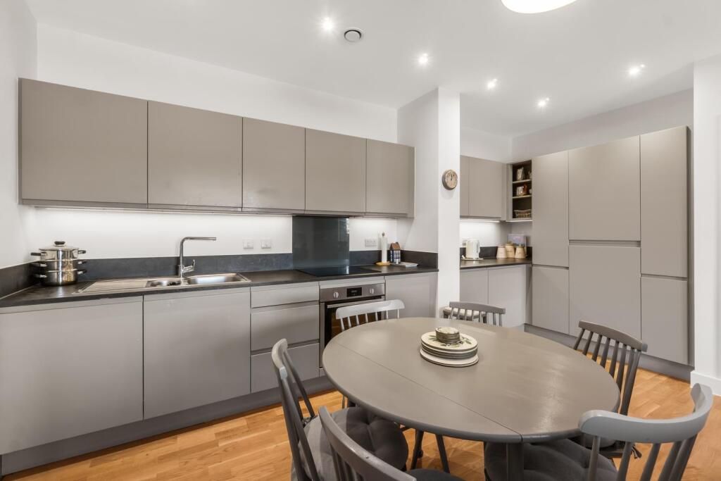 Apartment in Plymouth, Millbay - View 3