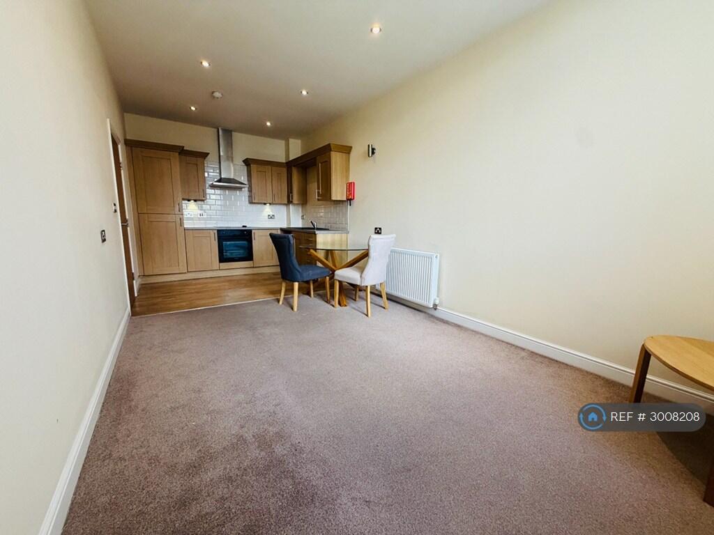 Apartment in Leeds, Littlemoor Bottom, Stanningley - View 2