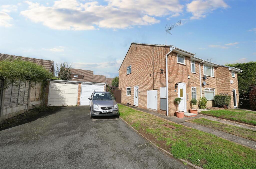 1-bed flat on 33 Grant Close, Charterfields, Kingswinford, £140,000