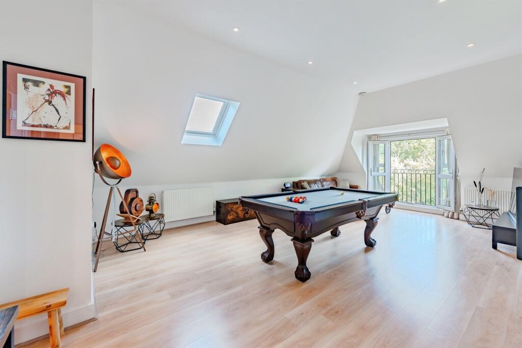 2-bed apartment on Brook Road, Redhill, £400,000