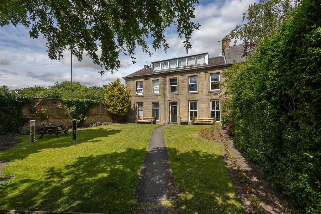 1-bed flat on Park Drive, Forest Hall, Newcastle upon Tyne, £130,000
