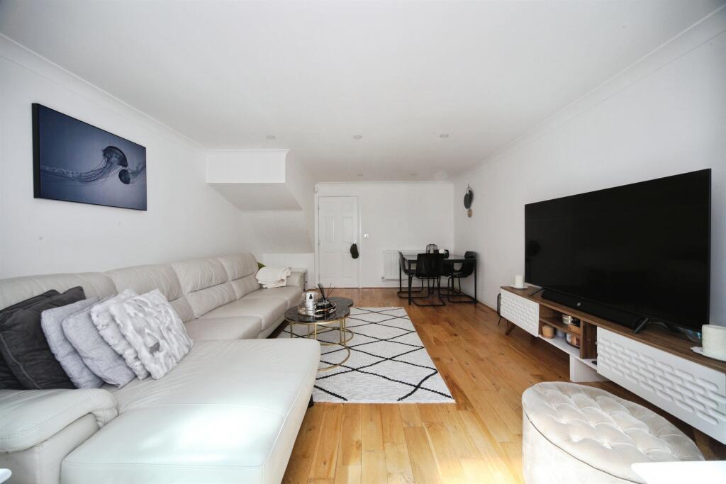 House in Dunstable, Central Bedfordshire - More
