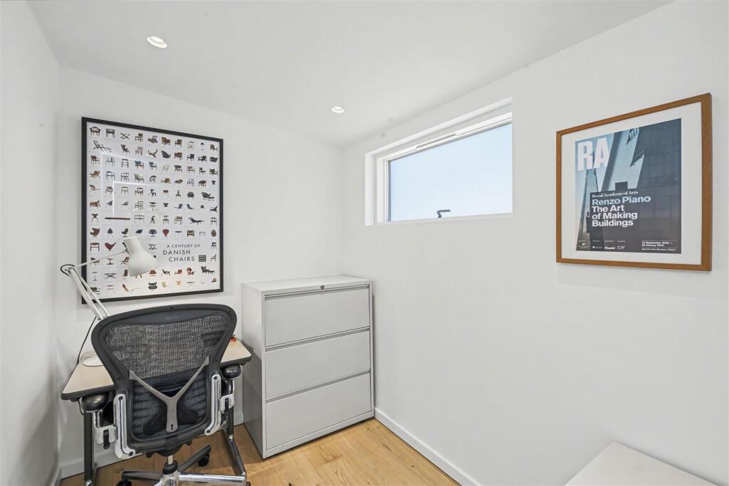 Avenue St. Nicholas, Harpenden - View 6