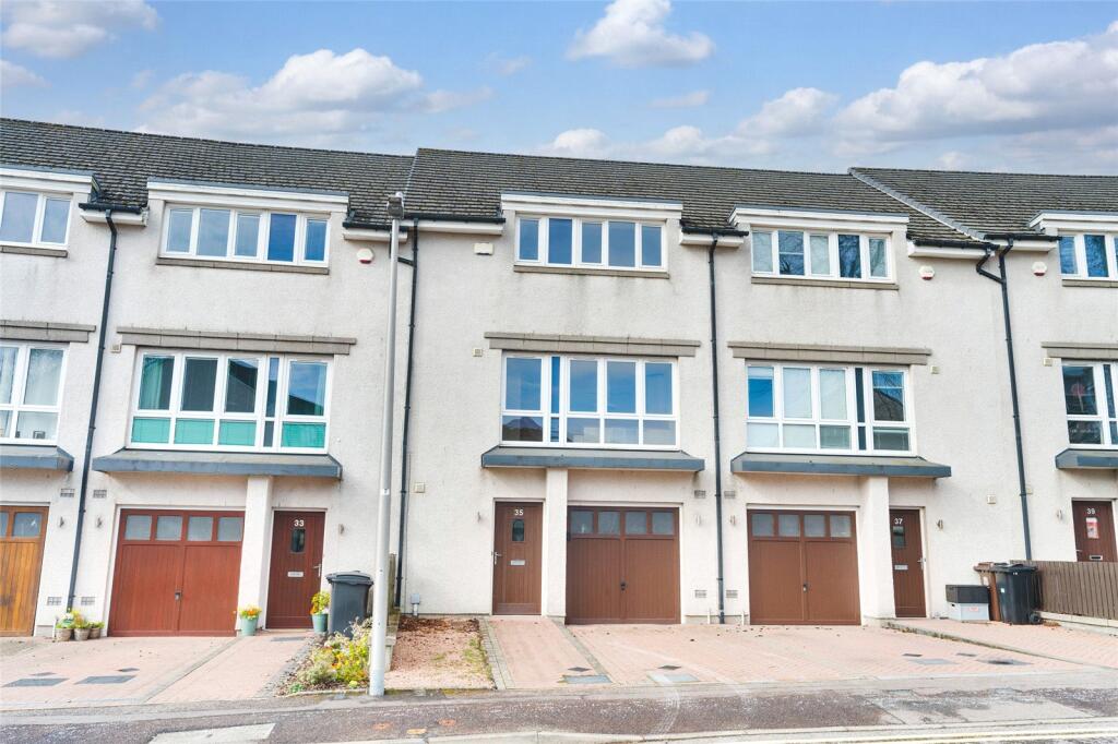 Main image of property: 35 Queens Crescent, Aberdeen, AB15 4AZ