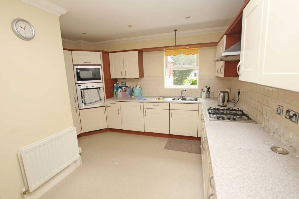 Apartment in Eastbourne, East Sussex - View 3