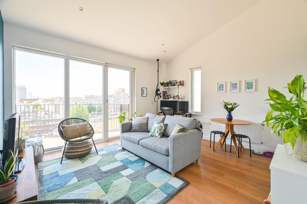 Navigation Road, Tower Hamlets, London, E3 - More