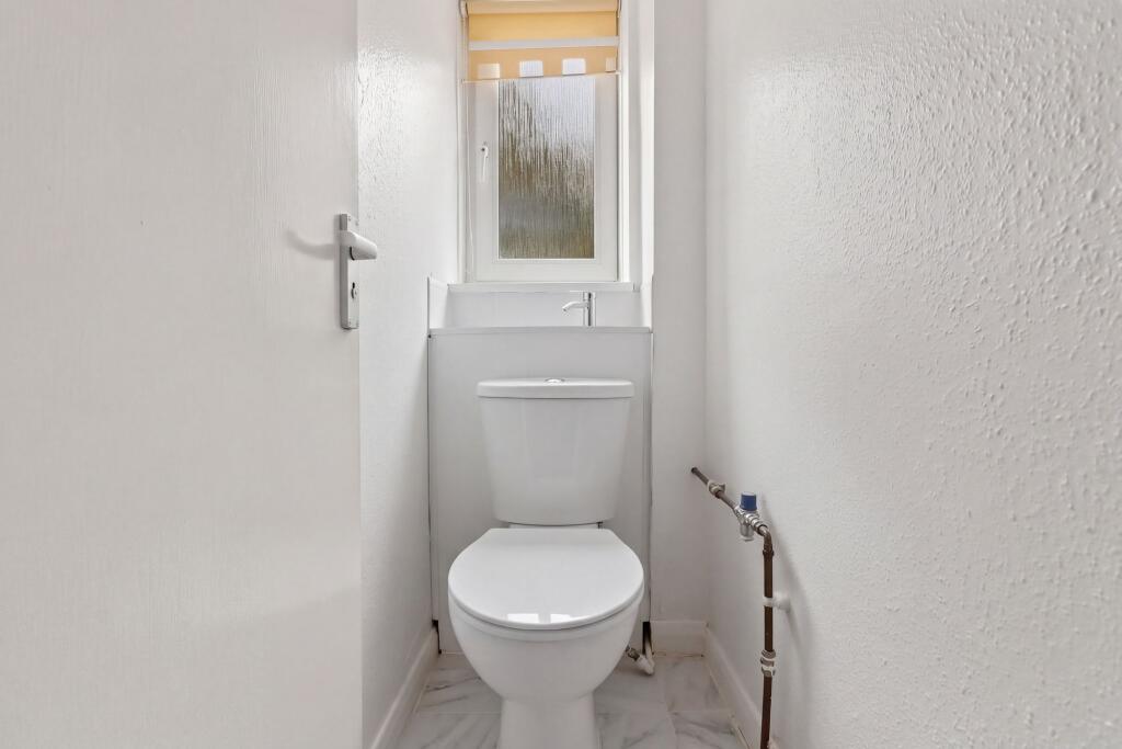 Apartment in Walton-on-Thames, Surrey - More