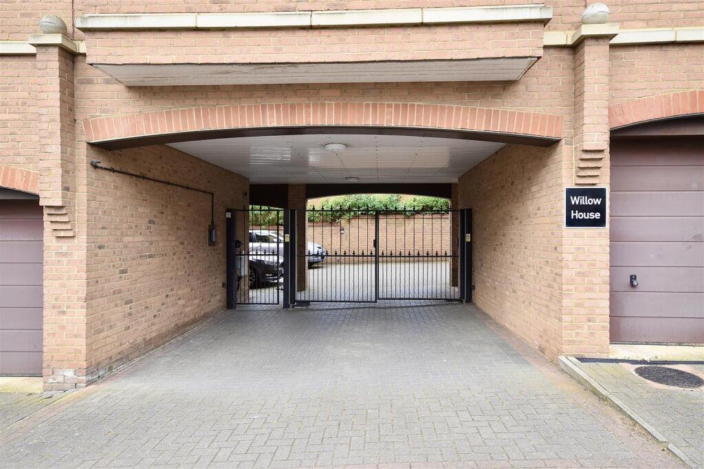 Willow House, Station Road, Linslade, LU7 2NF photo 2