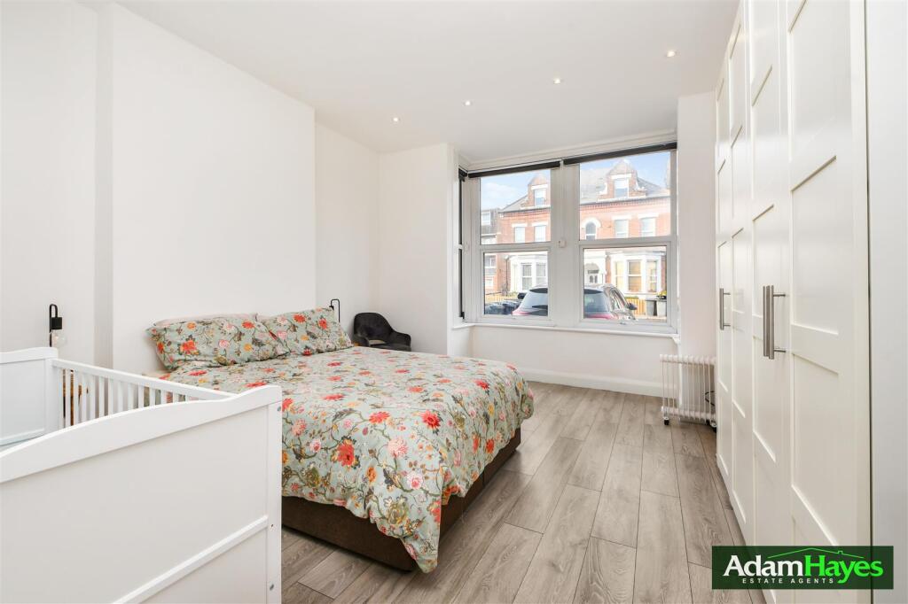 Apartment in London, Fallow Corner - View 4