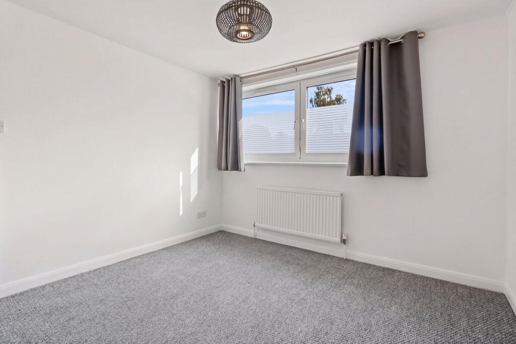 Apartment in Walton-on-Thames, Surrey - View 3