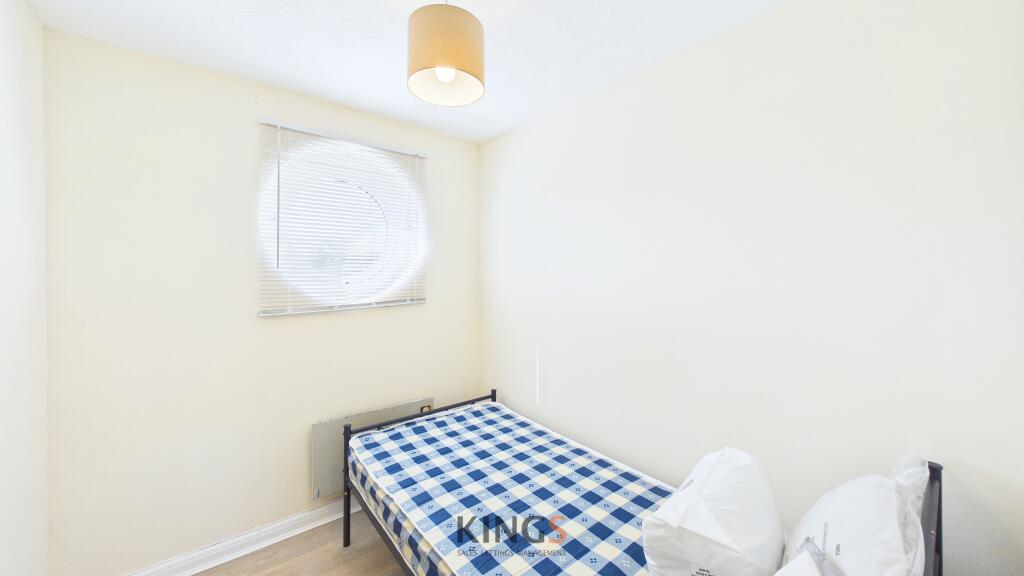 Apartment in Hatfield, Roe Green - View 4