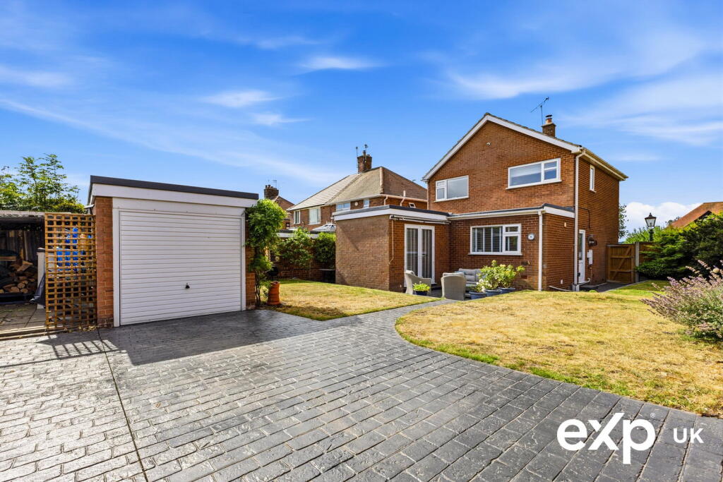 3-bed detached on Southwell Road East, Rainworth, Mansfield, NG21 0DE, £280,000