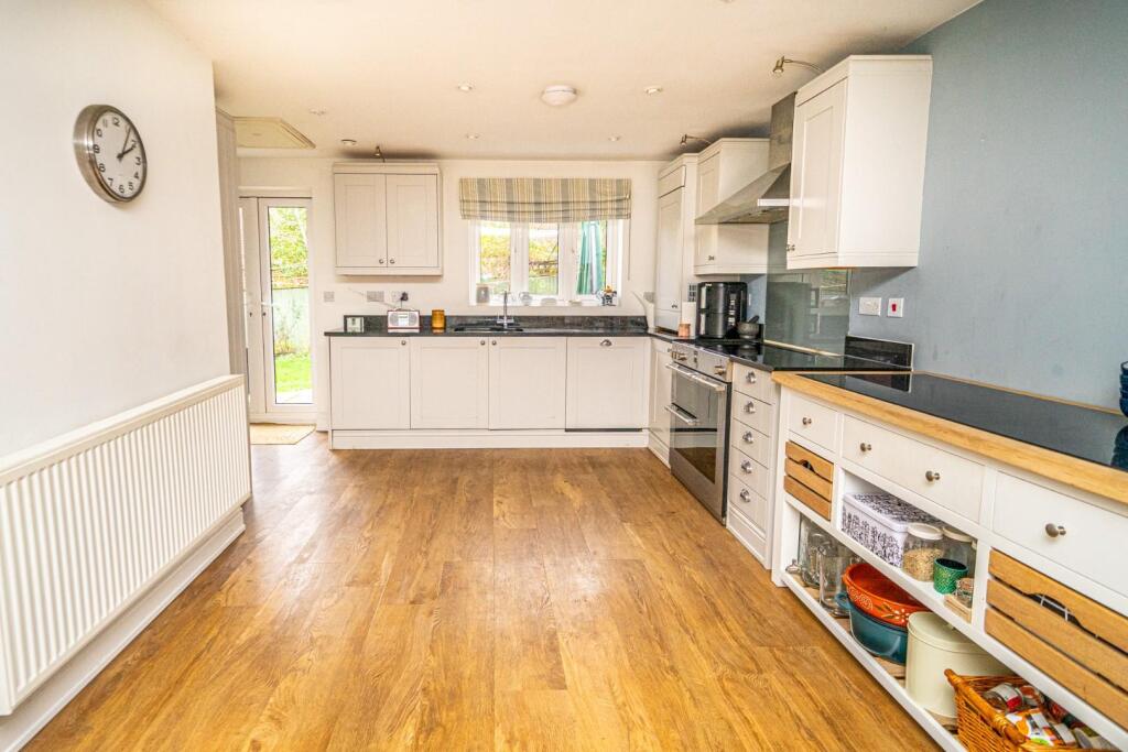 Lancaster Way, Pitstone, Leighton Buzzard photo 3