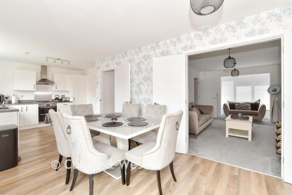 4-bed detached on Cambridgeshire Walk, Faygate, Horsham, West Sussex, £575,000