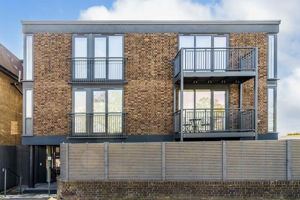 1-bed flat on Tealing Drive, London, KT19, £184,767