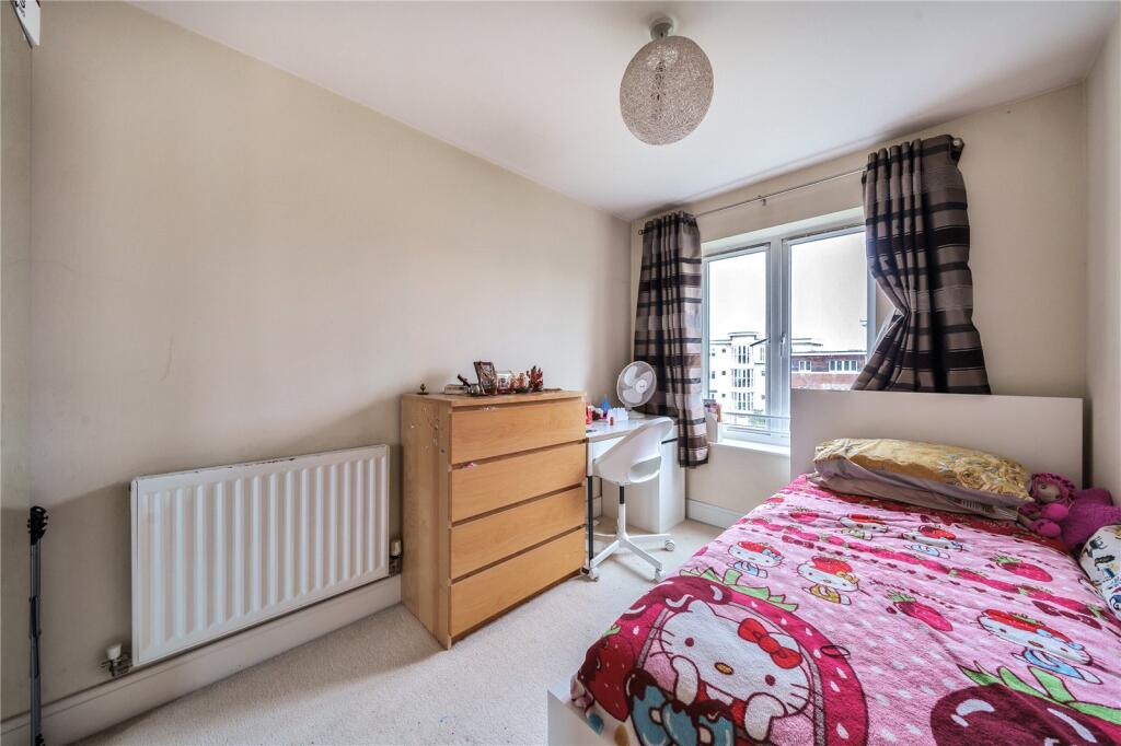 Apartment in Slough - More