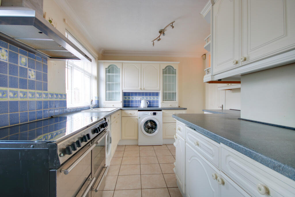 Poets Estate! No Chain! Fantastic Plot! Garage! A Must See! photo 4