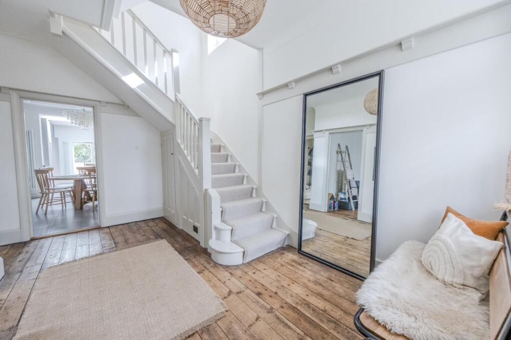 House in Southend-on-Sea - More