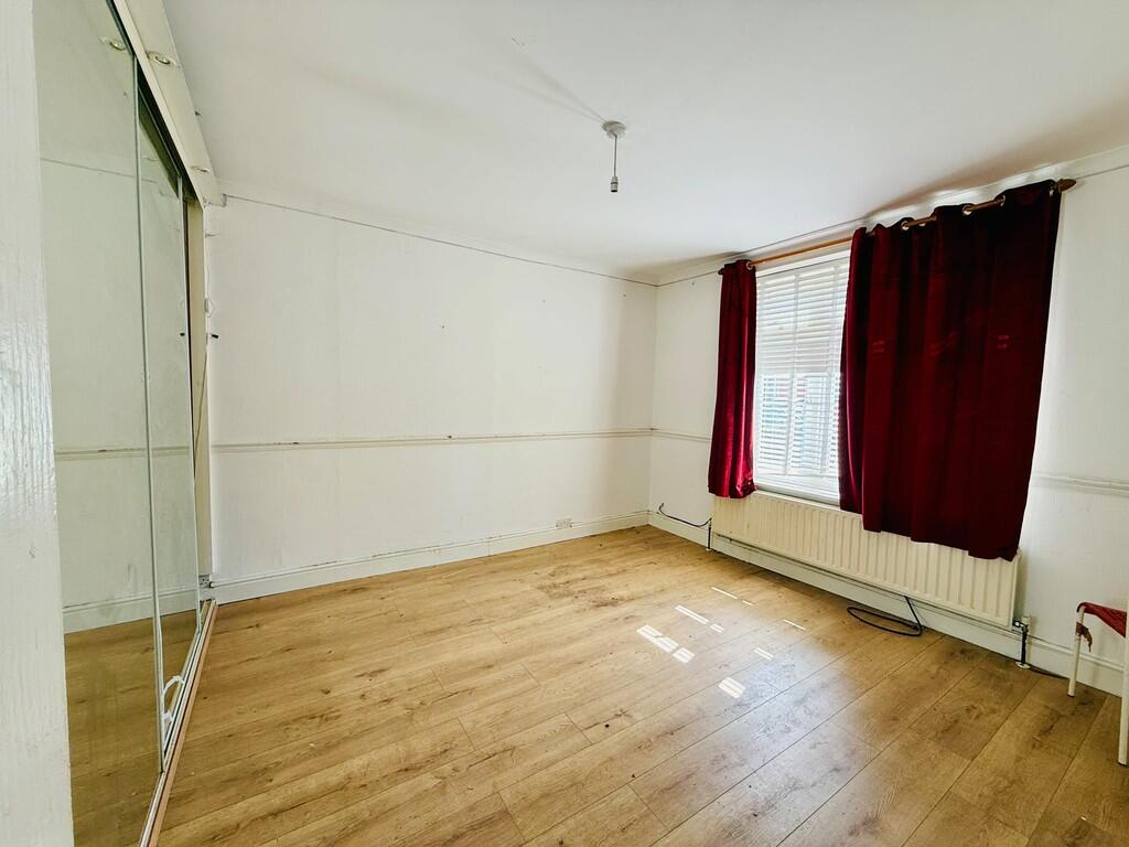 House in Sutton - More