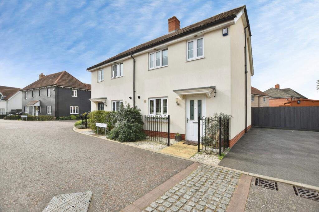 3-bed semi-detached on Algar Close, Dunmow, Essex, CM6, £400,000