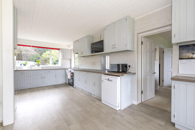 6 bed detached - Lordswell Lane, Crowborough image 5