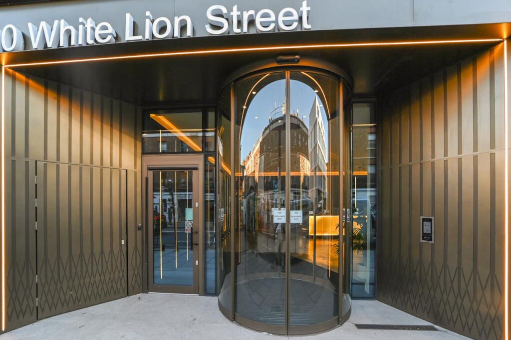 HTBC10WhiteLionStreet30.JPG