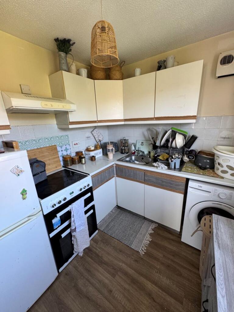 Flat 10 Tiree House, Franklin Avenue, Slough, Berkshire, SL2 1DJ photo 3