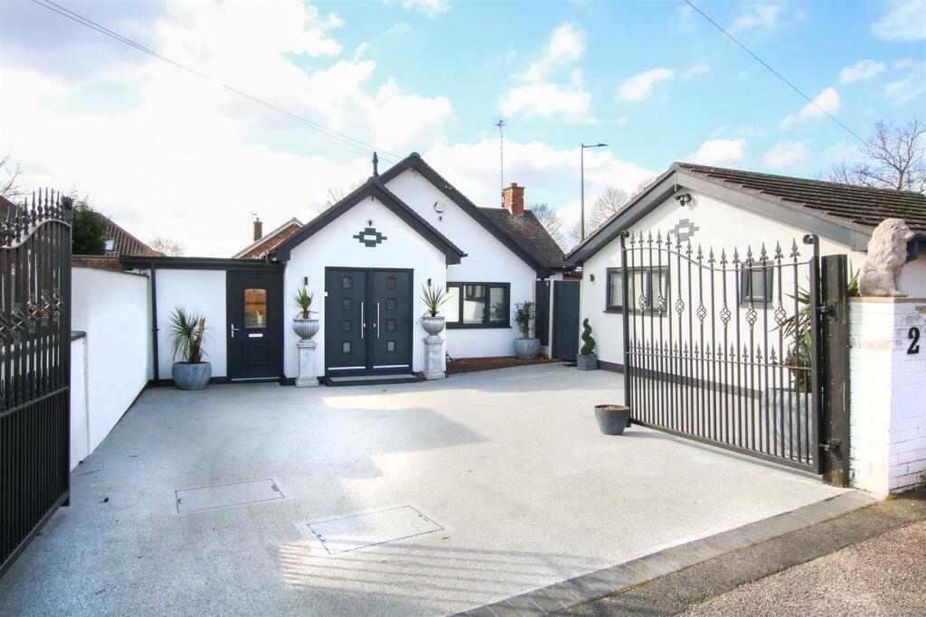 3-bed detached on Sandall Park Drive, Wheatley Hills, Doncaster, £350,000