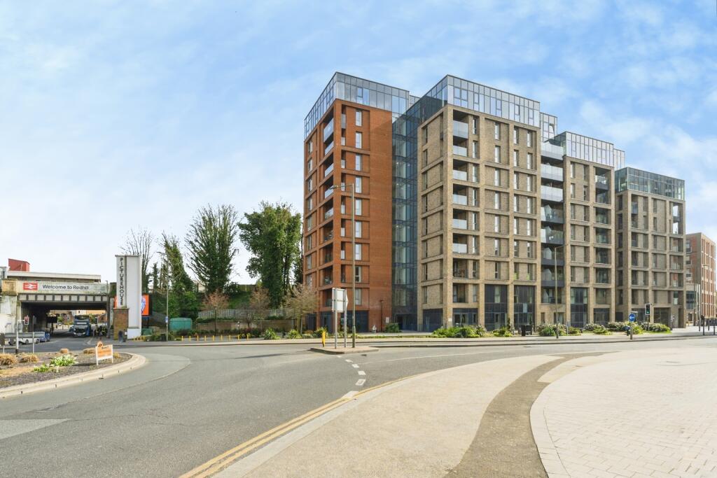 Apartment in Reigate and Banstead, Earlswood - More