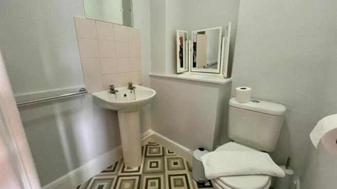 EN-SUITE SHOWER ROOM