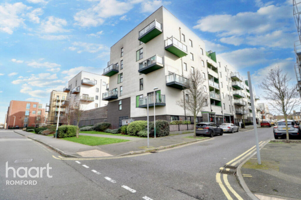 1-bed apartment on Chapel Court, Romford, RM7 0FT, £190,000