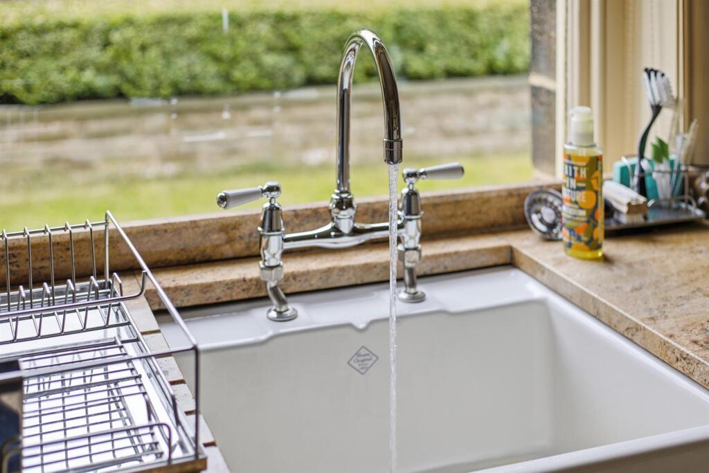 House in Kirklees, Shelley, Kirkburton - More