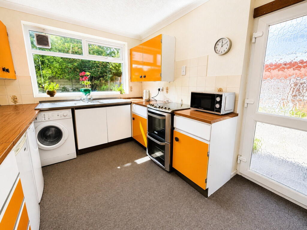 House in Dudley, Kingswinford - More