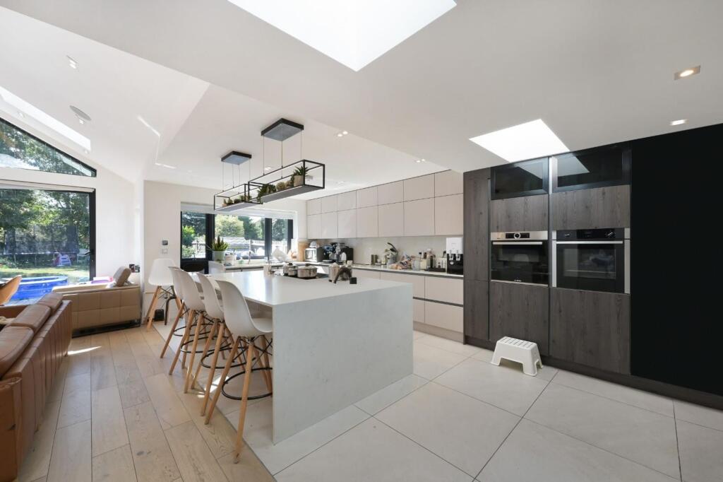 House in Epsom, Stoneleigh - View 4