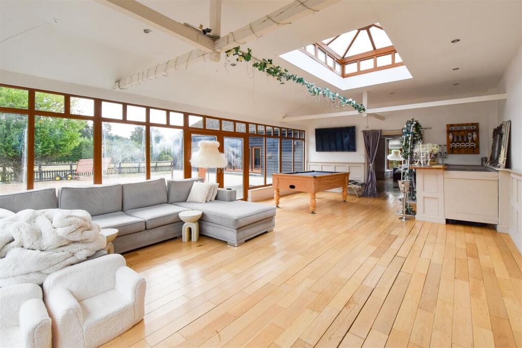 ** SIGNATURE HOMES ** Ashwells Road, Pilgrims Hatch photo 2