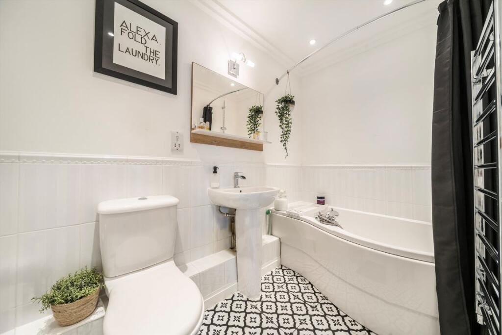 Apartment in Ilford - More