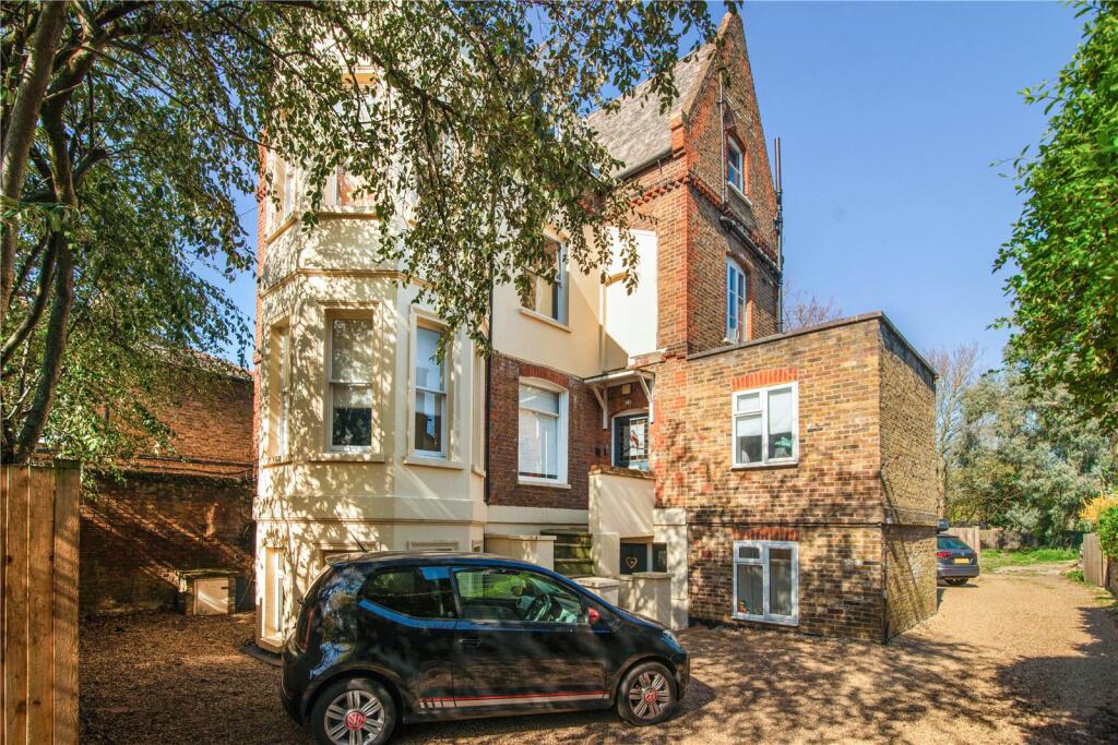 2-bed flat on Hampton Road, Twickenham, TW2, £450,000
