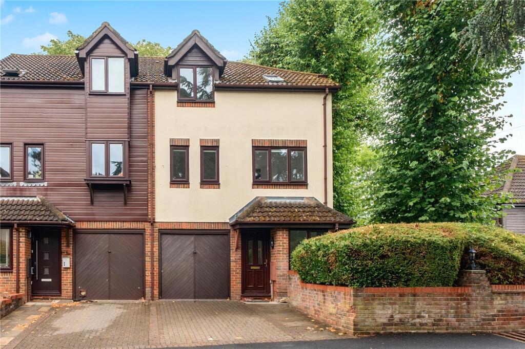 Main image of property: Fairholme Gardens, Farnham, Surrey, GU9