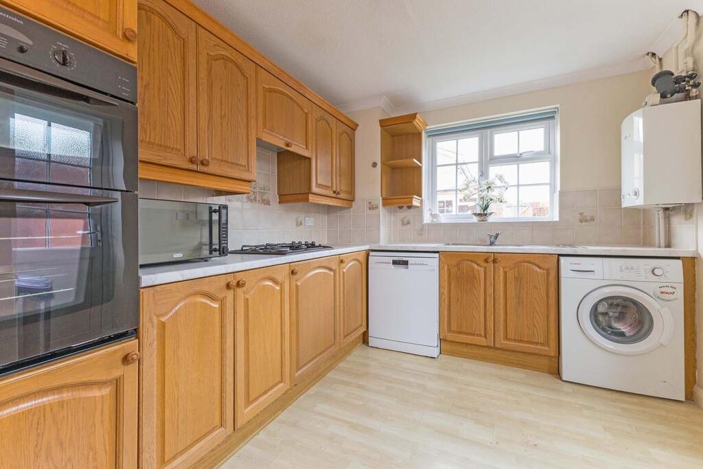 Dorchester Close, Maidenhead, SL6 photo 4