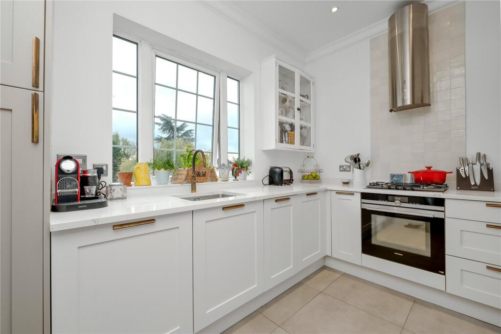 Apartment in Kingston upon Thames - View 4