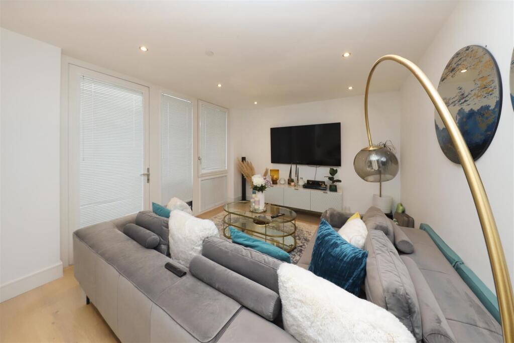 2-bed flat on 2 Garnet Place, West Drayton, £380,000