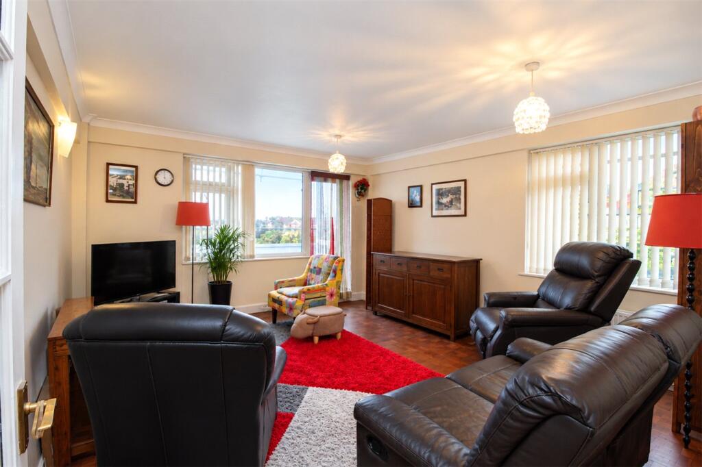 Apartment in Southend-on-Sea, Leigh-on-Sea - View 2
