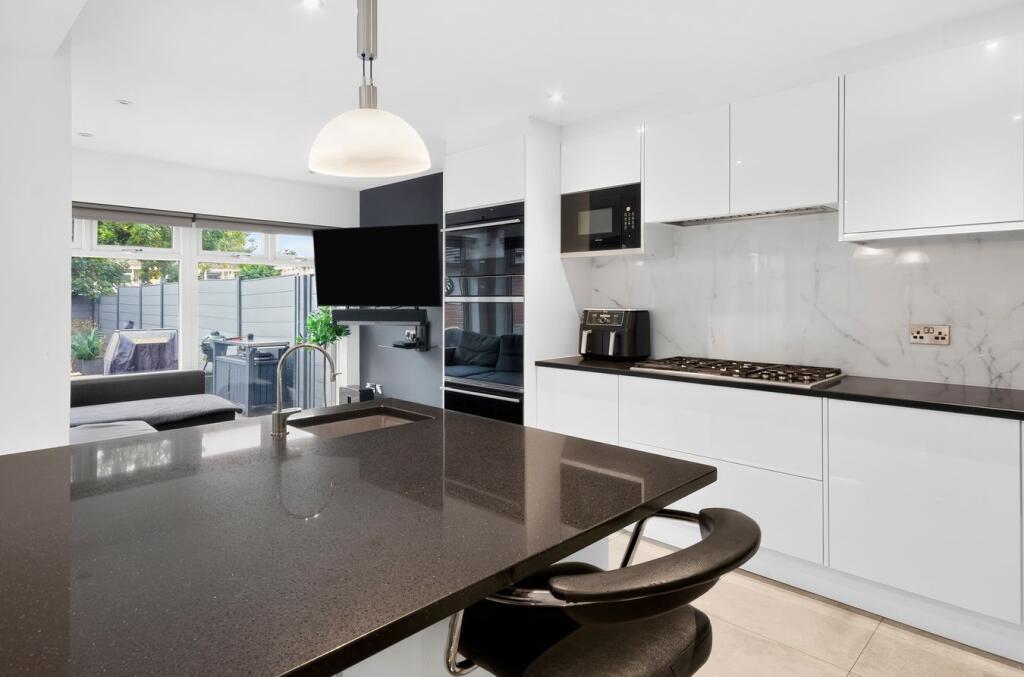 House in Southampton - More