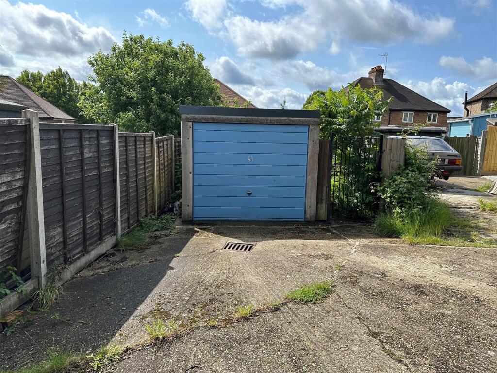 Waynflete Lane, Farnham photo 3