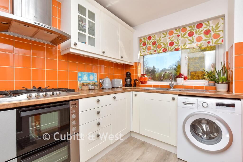 House in Tandridge, Caterham Valley - More