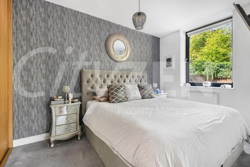 Apartment in Hertsmere, Hertfordshire - View 3