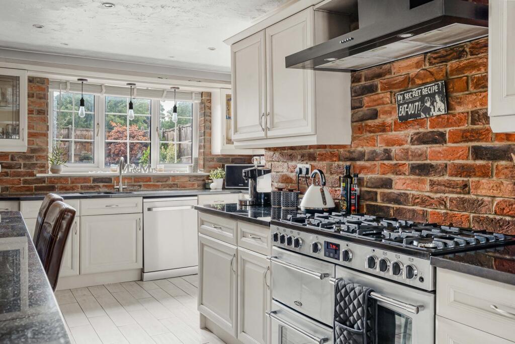House in Cheltenham, Hatherley, Benhall - More
