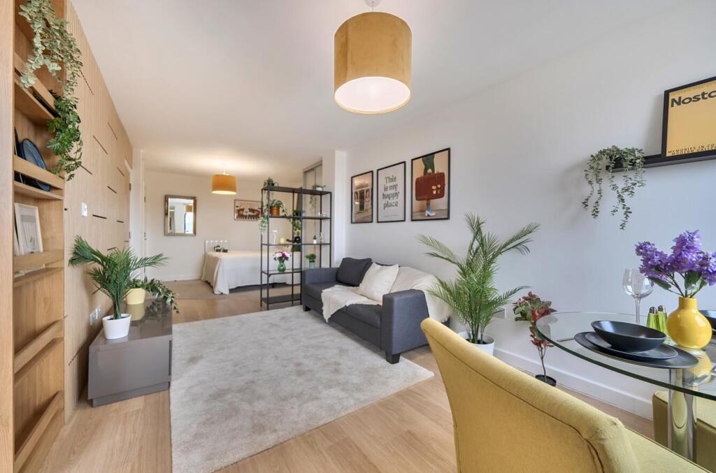 Apartment in London, Fallow Corner - View 5