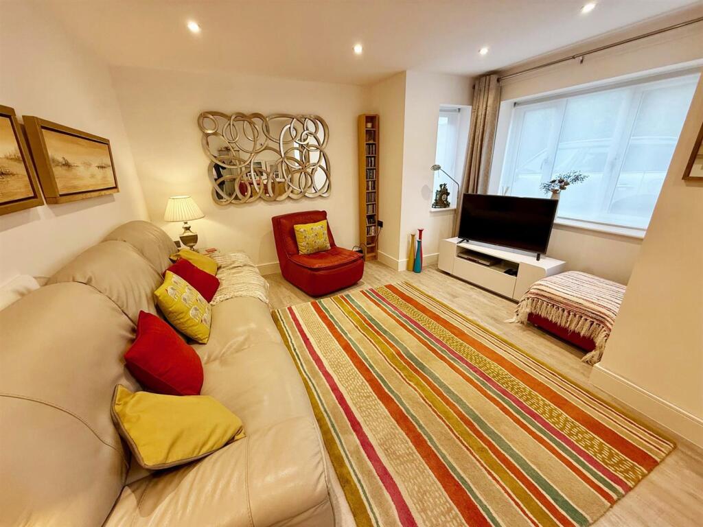 Chapel Drive, Wythall, Birmingham photo 4